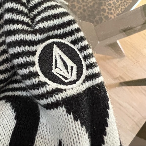 Volcom beanie snow hat with pom pom - Picture 3 of 4